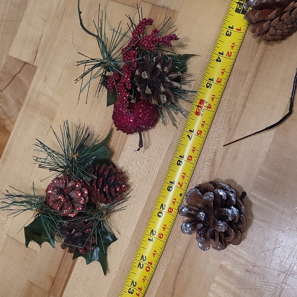 Christmas Decorations Small Individual Wreaths w Pinecones & Glitter - Picture 9 of 9